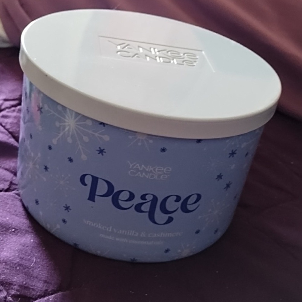 Yankee Candle White and Blue Scented Candle - discontinued - Picture 1 of 4